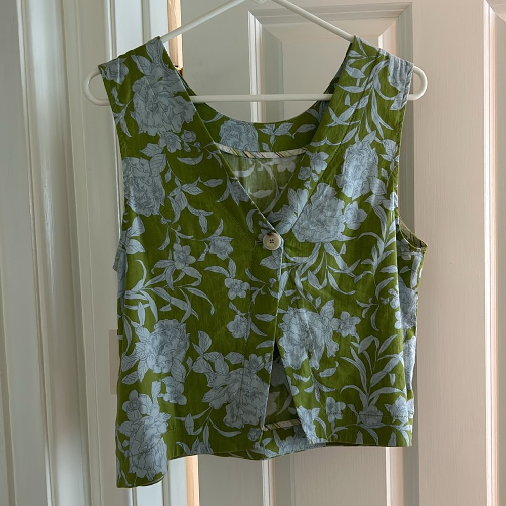 Floral Green Sleeveless Top - Picture 2 of 4